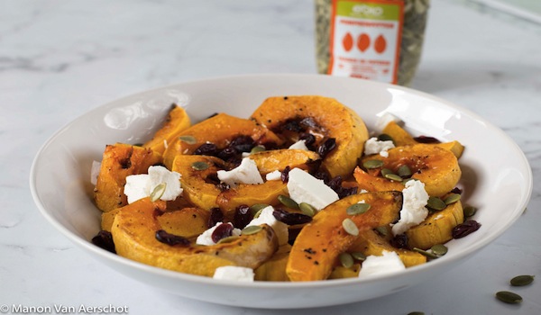 Gegrilde butternutpompoen met geitenkaas, veenbessen en pompoenzaden